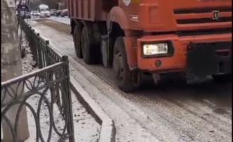 В Астрахани обрабатывают дороги от гололеда