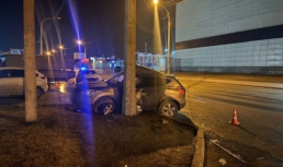 После ночного ДТП в Астрахани спасателям пришлось доставать пострадавших из авто дтп столб