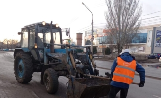 В Астрахани коммунальщики активно чистят улицы