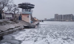 В Астрахани спецтехника очищает дороги от снега В Астрахани спецтехника очищает дороги от снега