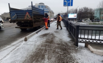 В Астрахани коммунальщики борются с гололедом и легким снегом