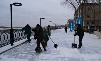 На закрытой Комсомольской набережной приступили к замене поврежденных элементов