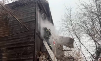 В Астрахани пожарные тушат жилой дом