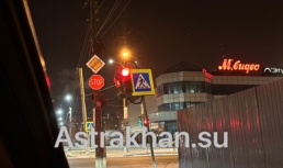 Астраханцы указали на опасные столб и светофор в Кировском районе города Астраханцы указали на опасные столб и светофор в Кировском районе города