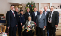Игорь Мартынов поздравил астраханку-ветерана труда со 100-летним юбилеем Игорь Мартынов поздравил астраханку-ветерана труда со 100-летним юбилеем
