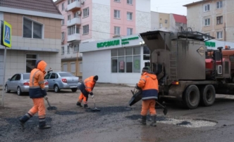 В Астрахани занимаются ямочным ремонтом дорог