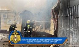 Возле астраханского рынка «Славянка» горит складское помещение Возле астраханского рынка «Славянка» горит складское помещение