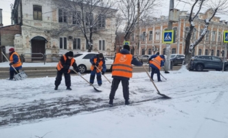 Коммунальщики убирают снег с астраханских улиц