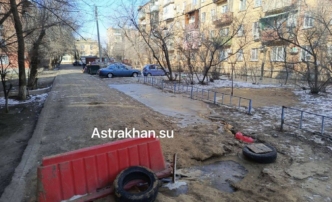 В Астрахани коммунальщики устроили водопой для животных во дворе многоквартирного дома