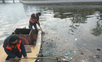 Коммунальщики достают из астраханских водоемов пакеты, банки и коробки