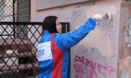 В Астрахани ликвидируют преступные надписи на домах В Астрахани ликвидируют преступные надписи на домах