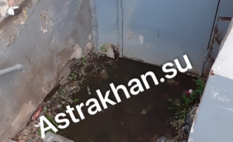 В центре Астрахани фасад жилого дома потрескался из-за регулярного подтопления фекалиями