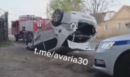 Ранним утром в Астрахани перевернулась машина такси перевернулось такси