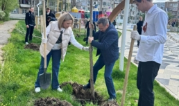 В астраханском парке Знаний высадили деревья В астраханском парке Знаний высадили деревья