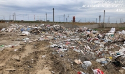 В Астрахани грузовики нелегально сбрасывали строительный мусор на землю