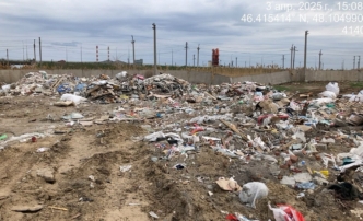 В Астрахани грузовики нелегально сбрасывали строительный мусор на землю