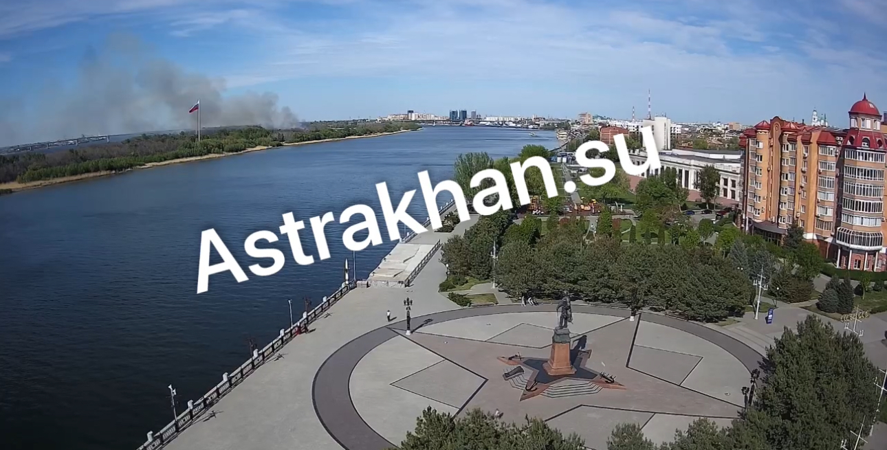 В Астрахани полыхает Городской остров