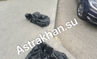 Астраханцы указали на странные пакеты, разбросанные вдоль проезжей части