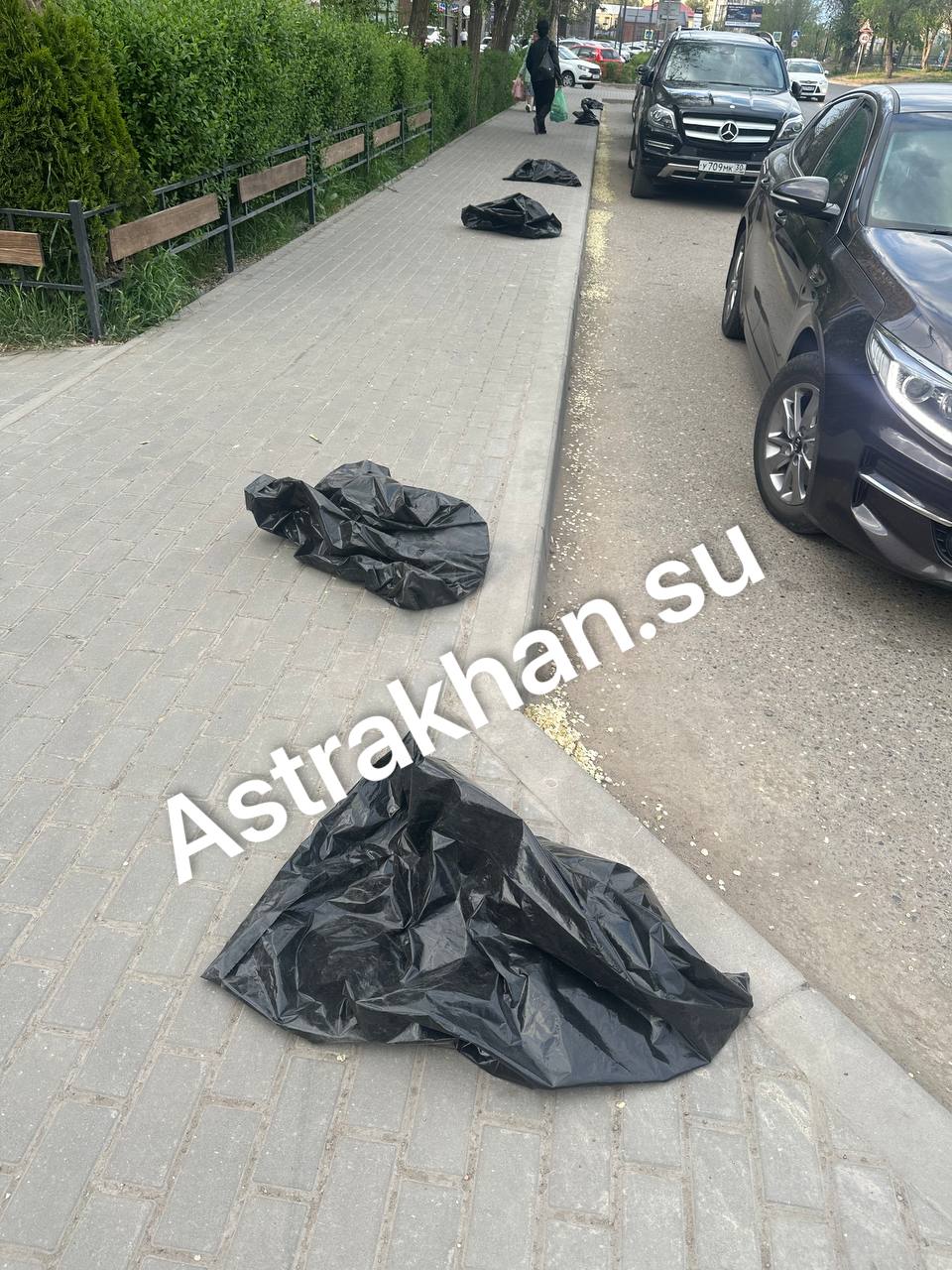 Астраханцы указали на странные пакеты, разбросанные вдоль проезжей части