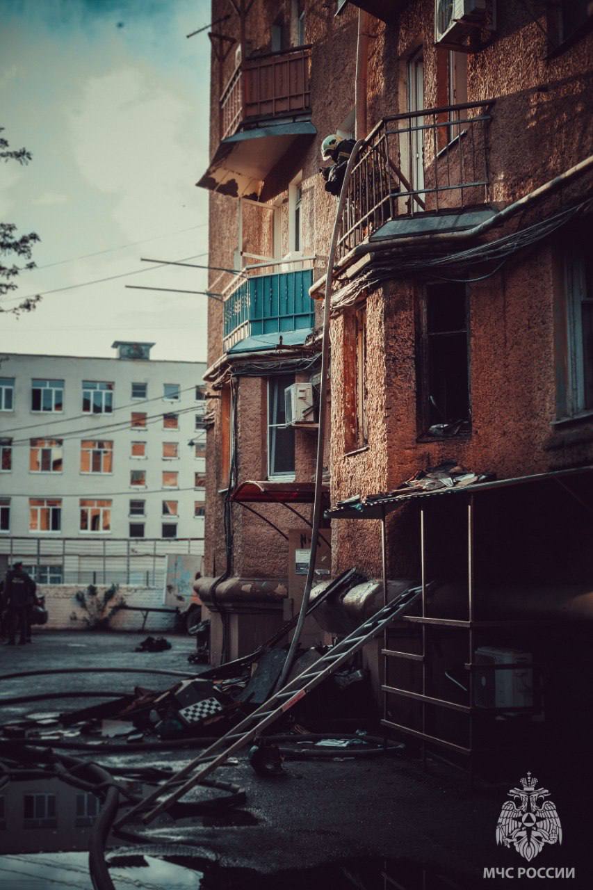 Сотрудники МЧС спасли на пожаре 28 астраханцев, в том числе одного ребенка