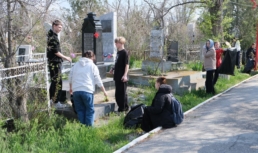 Более 250 астраханцев вышли на уборку могил участников ВОВ Более 250 астраханцев вышли на уборку могил участников ВОВ