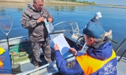 В Астраханской области штрафуют рыбаков-нарушителей на лодках В Астраханской области штрафуют рыбаков-нарушителей на лодках