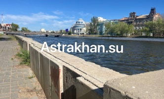 В Астрахани вандалы продолжают разрушать ограждения набережных городских каналов