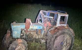 Двое астраханцев погибли в результате опрокидывания трактора в кювет