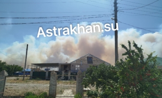 В Ленинском районе Астрахани полыхает крупный пожар