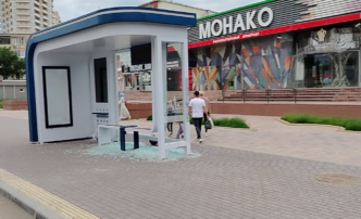 остановка разбитое стекло