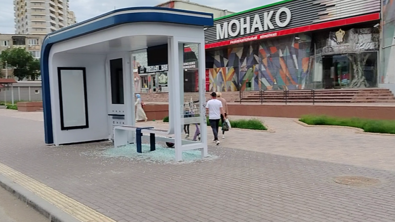 остановка разбитое стекло