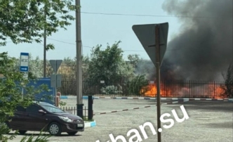 В Астрахани горит камыш вблизи газовой автозаправки