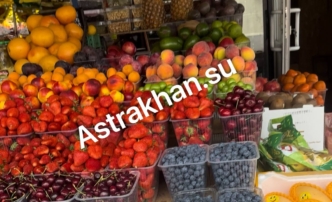 Какие ягоды и фрукты сейчас можно купить на астраханских рынках?
