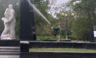 Астраханские коммунальщики занимаются уборкой города в праздники