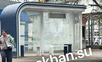 Астраханские вандалы разбили еще одну остановку