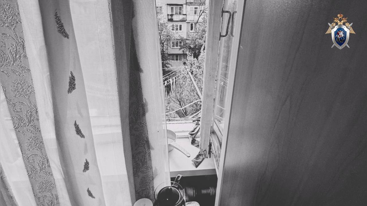 В Астрахани женщина выпала из окна, проводится проверка