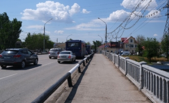 Астраханские коммунальщики приводят в порядок мостовые сооружения