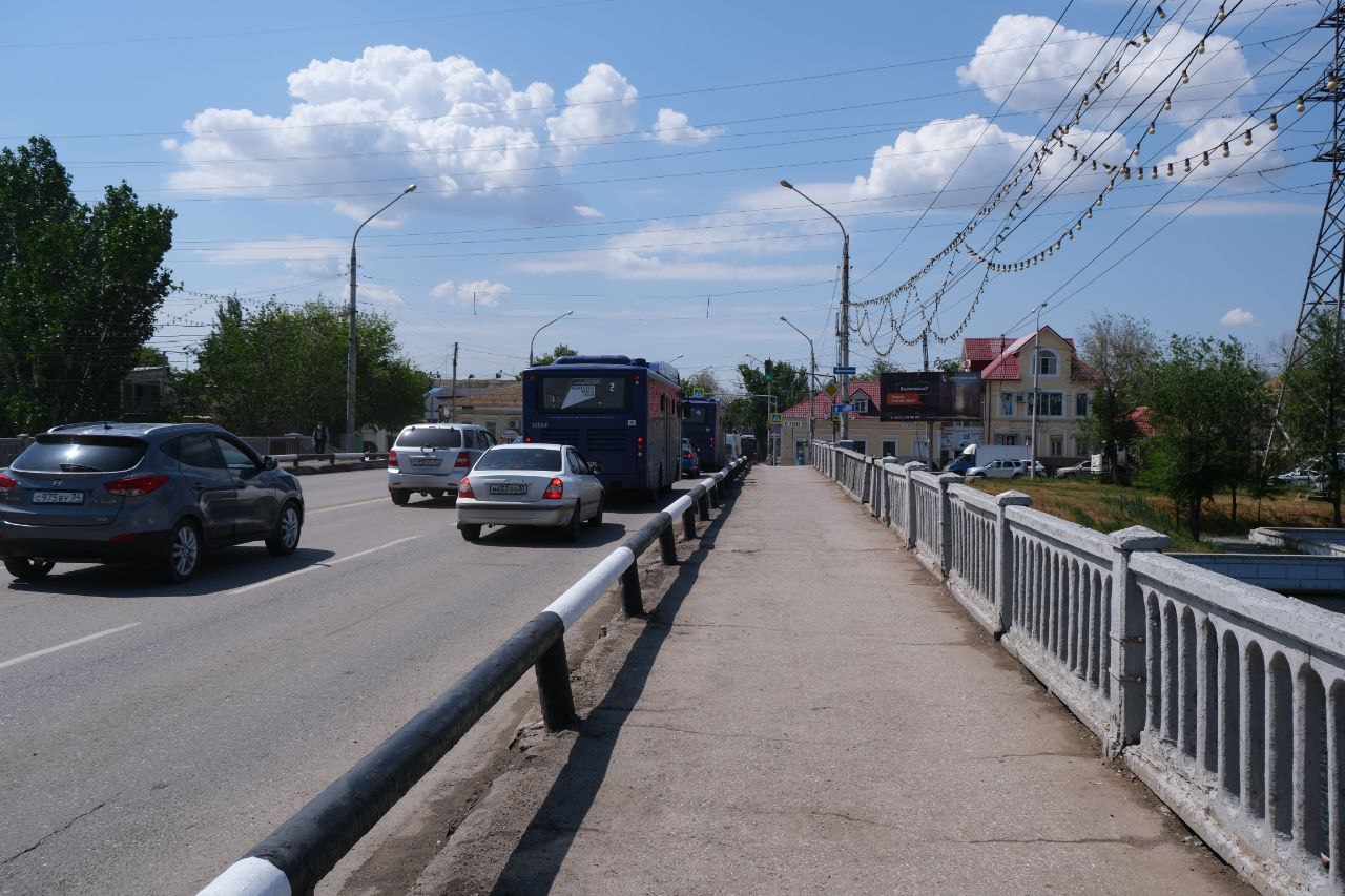 Астраханские коммунальщики приводят в порядок мостовые сооружения