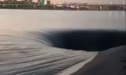 В соседнем с Астраханской областью регионе заметили пугающий водоворот на Волге водоворот на Волге