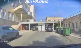 В Астрахани еще один грузовик застрял под «мостом глупости» застрял под мостом