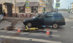 Несовершеннолетняя астраханка на электросамокате пострадала в аварии
