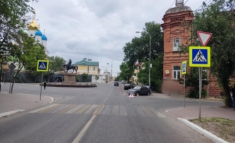 В Астрахани ребенок, пострадавший в результате аварии, оказался заблокирован в машине