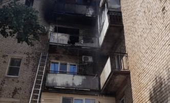 В астраханском жилом доме загорелось сразу 4 квартиры, пострадали дети