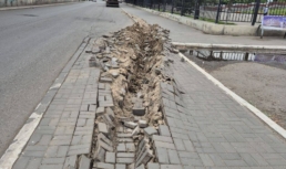 В Астрахани нашли водителя грузовика, разбившего тротуар возле Театра оперы и балета