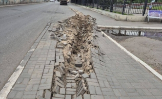 В Астрахани нашли водителя грузовика, разбившего тротуар возле Театра оперы и балета