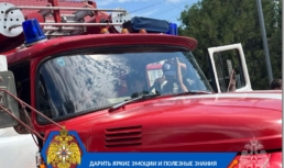 Астраханские пожарные обучают детей безопасности Астраханские пожарные обучают детей безопасности