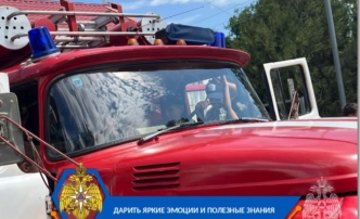 Астраханские пожарные обучают детей безопасности