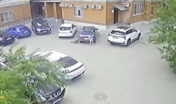 8 автомобилей отправятся на покраску из-за «прогулки» девочки в Астрахани