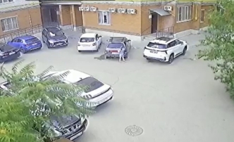 8 автомобилей отправятся на покраску из-за «прогулки» девочки в Астрахани