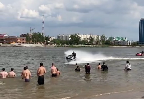 подростки на пляжах